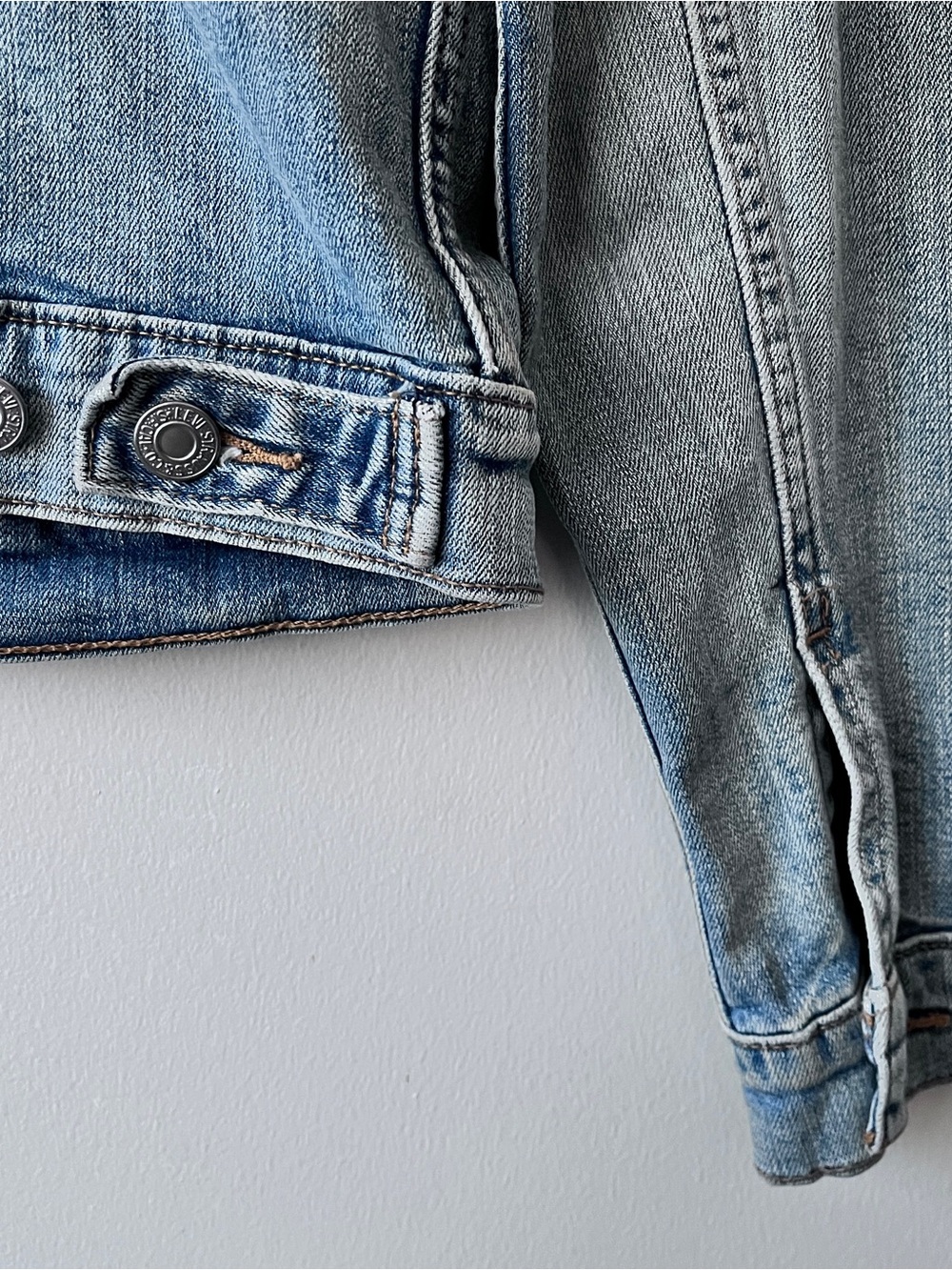 Y2K Levi's Women's Light Blue Washed Denim Jacket Size S - Picture 9 of 14